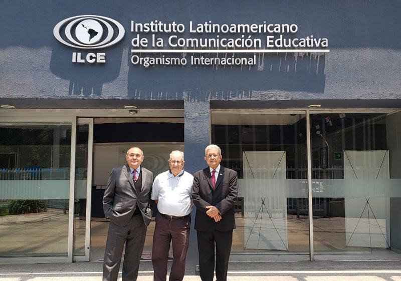 Embajaor de Panamá y personal del ILCE