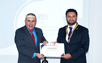 El director general del ILCE recibe condecoración