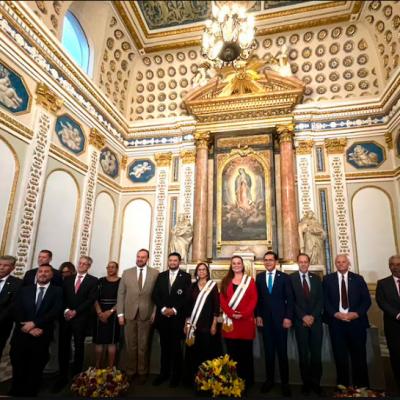 Director general del ILCE, personas condecoradas y miembros del cuerpo diplomático acreditado en México.
